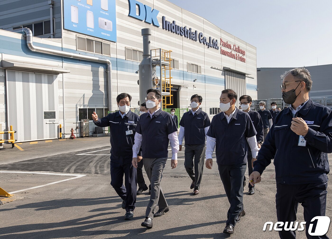 본문 이미지 - 이재용 삼성전자 회장이 28일 광주광역시 삼성전자 협력회사 '디케이'를 둘러보고 있다. (삼성전자 제공) 2022.10.28/뉴스1