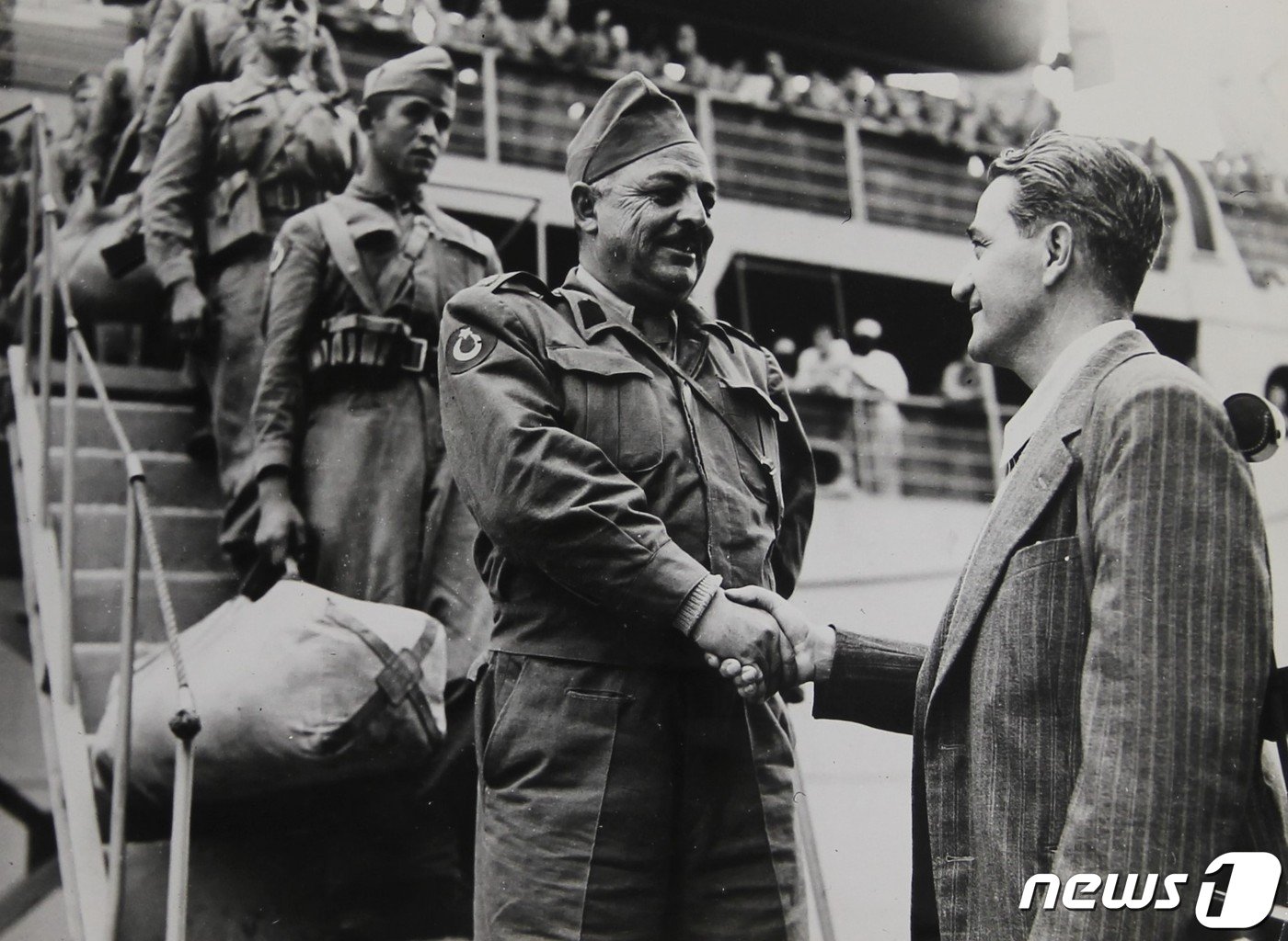 본문 이미지 - 6·25전쟁 당시 부산항에 도착한 튀르키예군 모습.(유엔평화기념관 제공) 