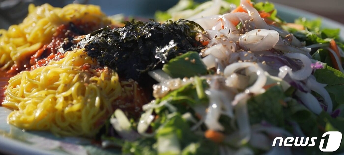 본문 이미지 - 한치회국수, 동복해녀식당에서는 제철 횟감이 올라오는 회국수를 맛 볼 수 있다./뉴스1 