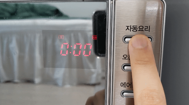 본문 이미지 - 28일 취재진이 SK매직 멀티 플렉스 광파오븐 &#39;자동요리&#39; 기능을 작동시키고 있다.ⓒNews1 신윤하 기자.