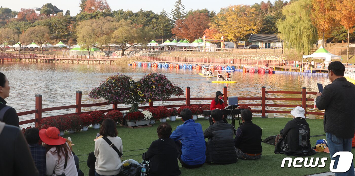 본문 이미지 - 제16회 장수 한우랑 사과랑 축제가 한창인 28일 전북 장수군 의암공원 및 누리파크 일원에 마련된 행사장을 찾은 방문객들이 축제를 즐기고 있다. 2022.10.28/뉴스1 ⓒ News1 유경석 기자
