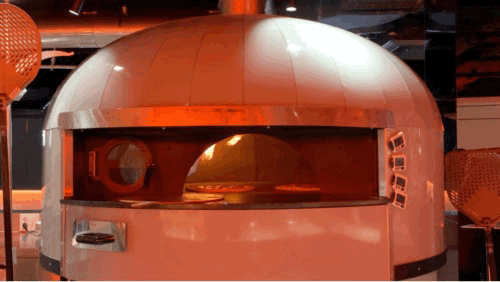 본문 이미지 - 불꽃이 타오르는 화덕 안에서 피자가 구워지고 있다. ⓒ News1 김성식 기자