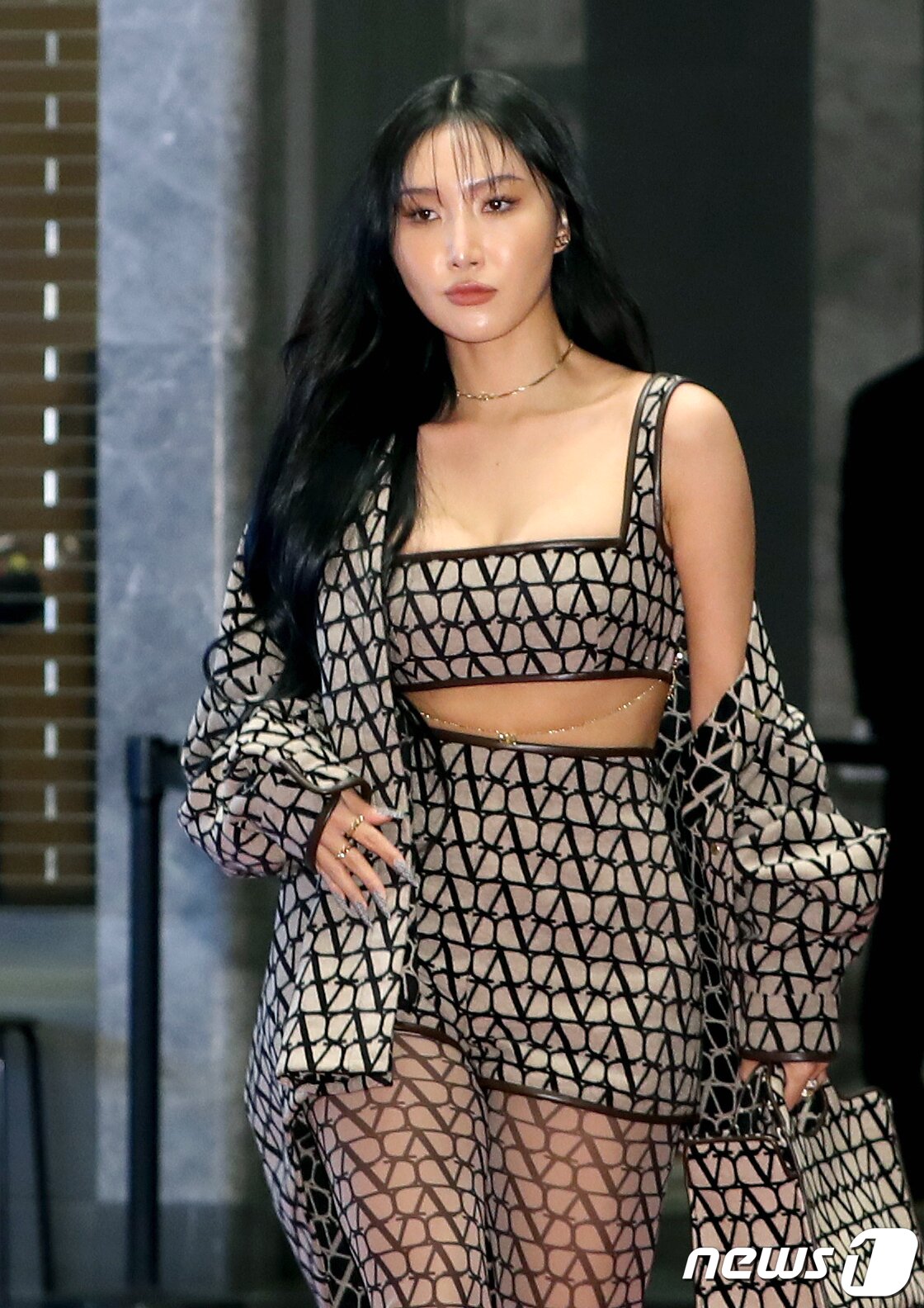 본문 이미지 - 마마무 화사가 28일 오후 서울 종로구 포시즌스 호텔에서 열린 ‘제17회 유방암 인식 향상 캠페인 자선 행사’에 참석하고 있다. ⓒ News1 권현진 기자