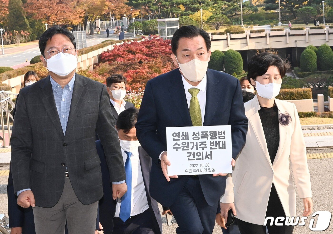 본문 이미지 - 이재준 수원특례시장이 법무부로 향하고 있다.(수원시 제공)