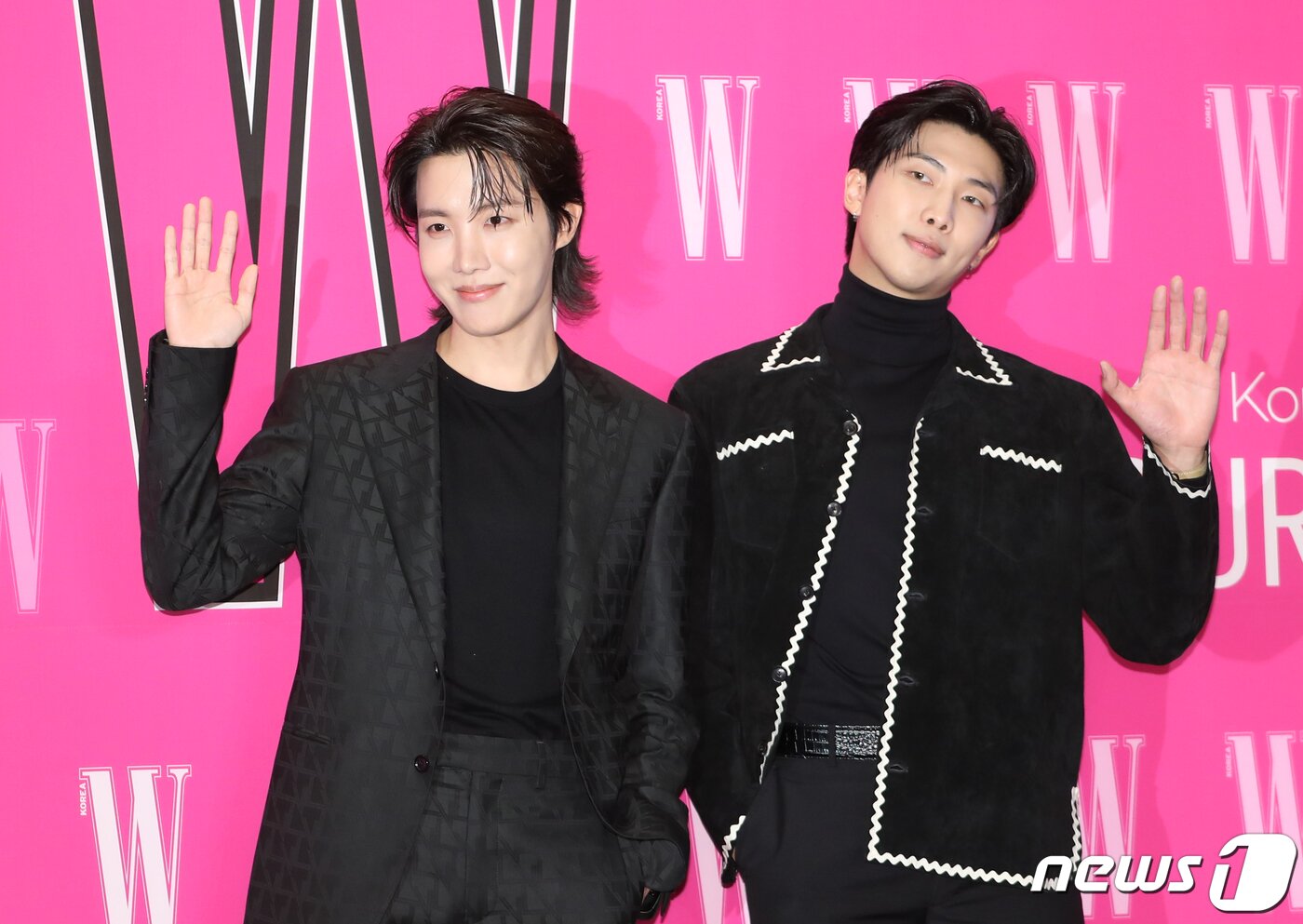 본문 이미지 - 방탄소년단&#40;BTS&#41; 제이홉과 RM&#40;오른쪽&#41;이 28일 오후 서울 종로구 포시즌스 호텔에서 열린 ‘제17회 유방암 인식 향상 캠페인 자선 행사’에서 손을 흔들고 있다. ⓒ News1 권현진 기자