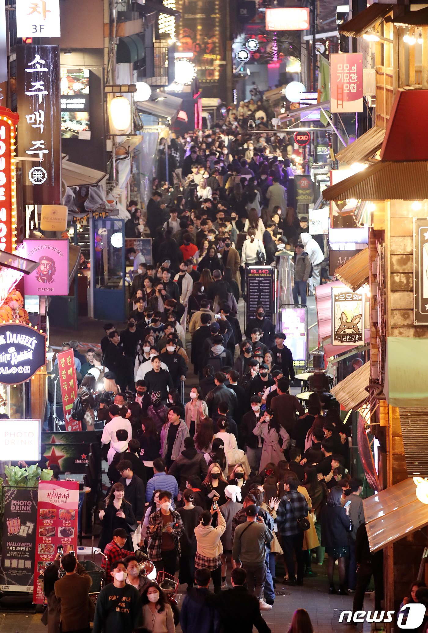 본문 이미지 - 3년 만에 거리두기 없는 핼러윈 축제가 시작된 28일 오후 서울 용산구 이태원 거리가 시민들로 북적이고 있다. 이번 핼로윈 축제는 신종코로나바이러스 감염증(코로나19) 확산 이후 거리두기 방역 조치 없이 보내는 첫 핼러윈이다. 2022.10.28/뉴스1 ⓒ News1 박지혜 기자