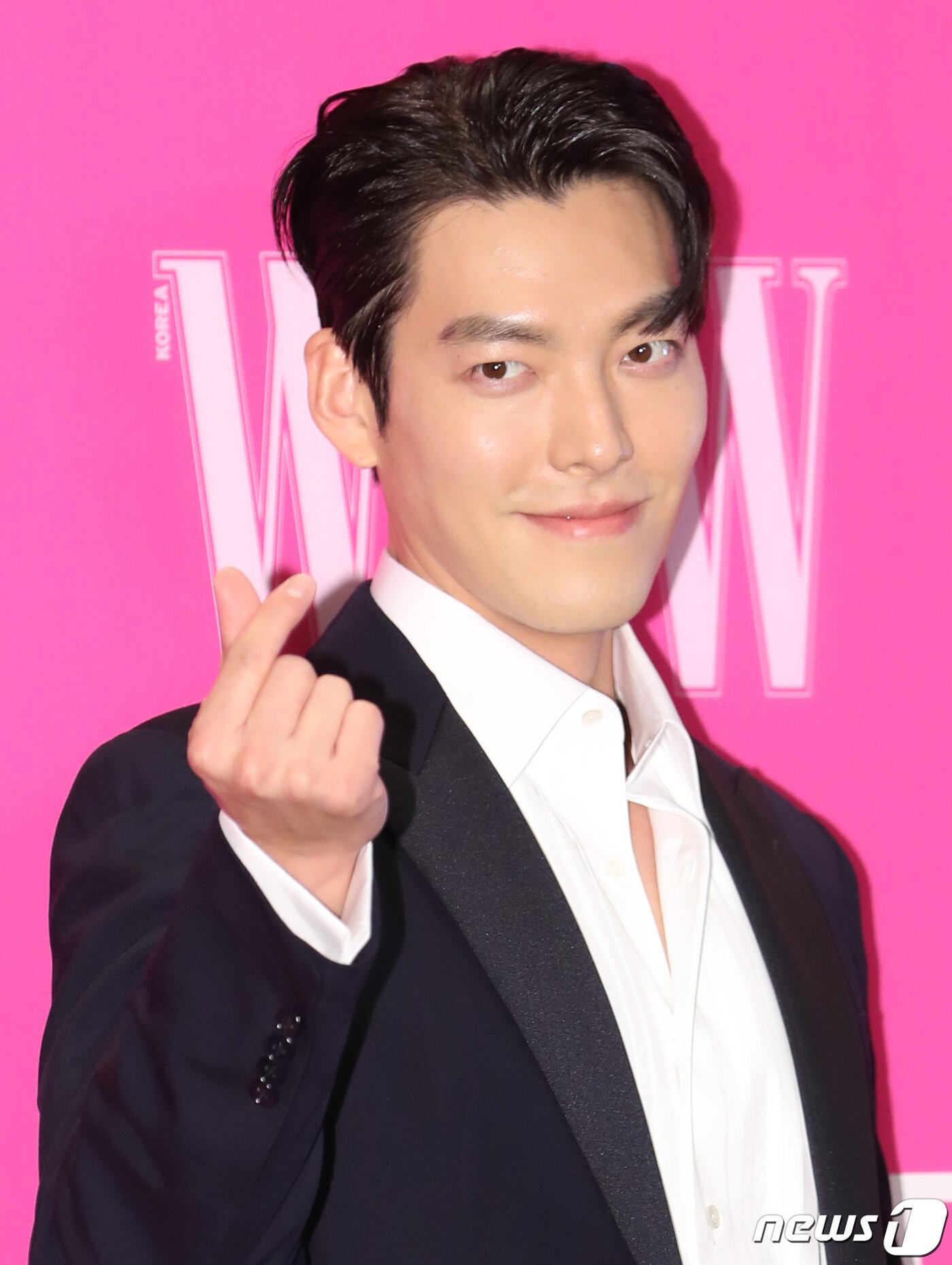 본문 이미지 - 배우 김우빈이 28일 오후 서울 종로구 포시즌스 호텔에서 열린 ‘제17회 유방암 인식 향상 캠페인 자선 행사’에 참석해 하트  포즈를 취하고 있다. ⓒ News1 권현진 기자
