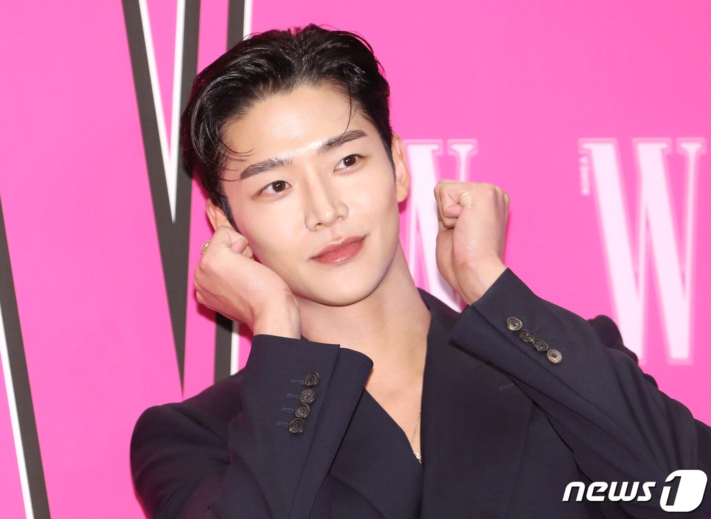 본문 이미지 - SF9 로운이 28일 오후 서울 종로구 포시즌스 호텔에서 열린 ‘제17회 유방암 인식 향상 캠페인 자선 행사’에 참석해 콩순이 포즈를 취하고 있다. ⓒ News1 권현진 기자