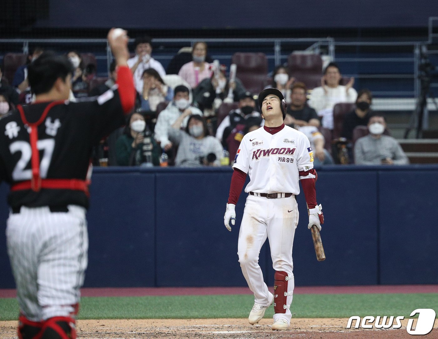 본문 이미지 - 28일 오후 서울 구로구 고척스카이돔에서 열린 프로야구 '2022 신한은행 SOL KBO 포스트시즌' 플레이오프 4차전 LG 트윈스와 키움 히어로즈의 경기 키움 6회말 무사 1루 상황에서 김휘집이 번트에 실패한 후 아쉬움을 드러내고 있다. 2022.10.28/뉴스1 ⓒ News1 신웅수 기자