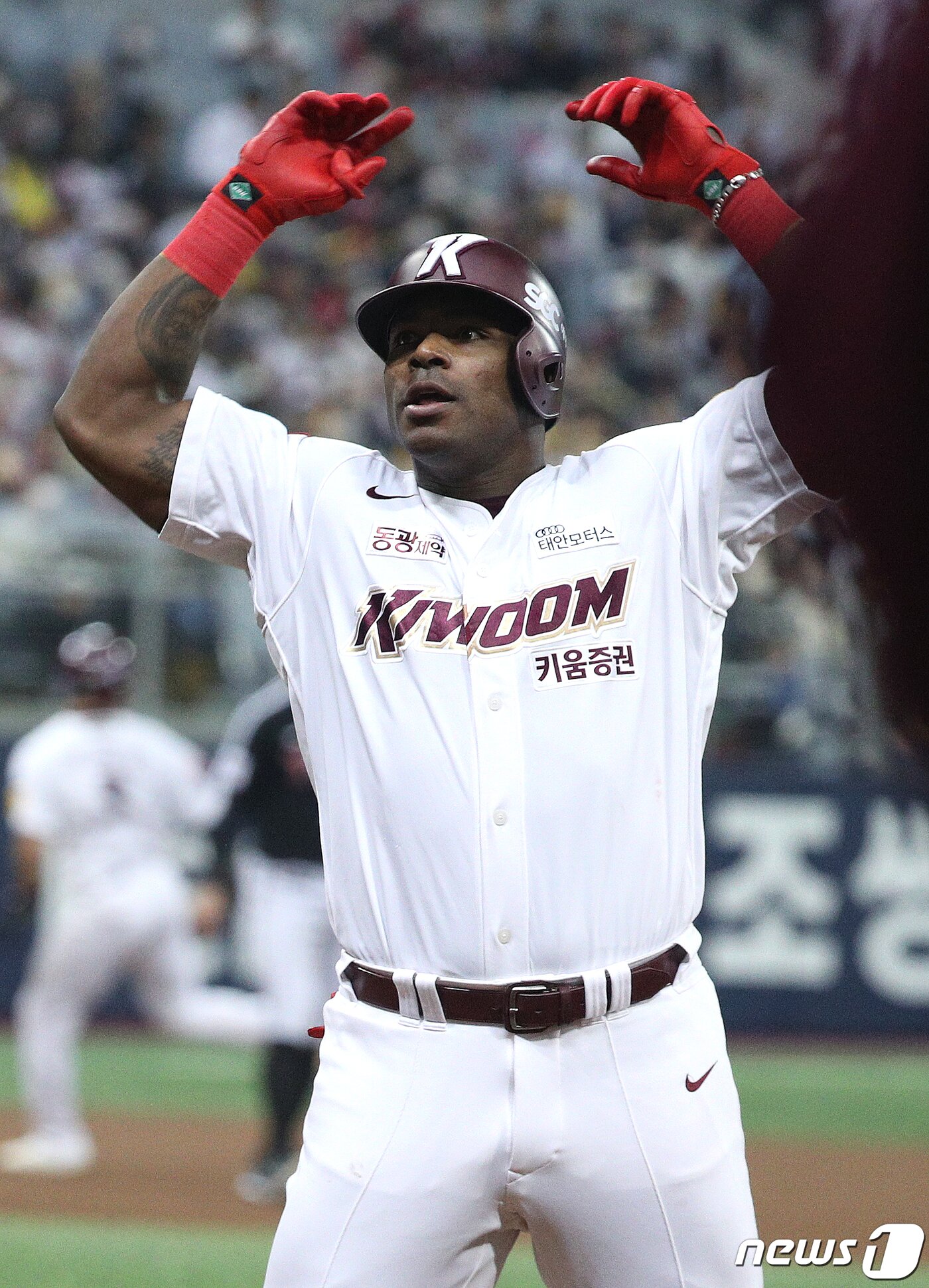 본문 이미지 - 28일 오후 서울 구로구 고척스카이돔에서 열린 프로야구 &#39;2022 신한은행 SOL KBO 포스트시즌&#39; 플레이오프 4차전 LG 트윈스와 키움 히어로즈의 경기 LG 키움 7회말 1사 1, 3루 상황 푸이그가 적시타를 친 후 환호하고 있다. 2022.10.28/뉴스1 ⓒ News1 신웅수 기자