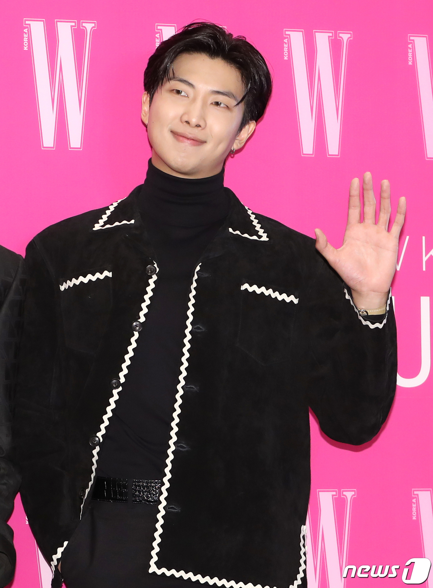 (서울=뉴스1) 권현진 기자 = 방탄소년단(BTS) RM이 28일 오후 서울 종로구 포시즌스 호텔에서 열린 ‘제17회 유방암 인식 향상 캠페인 자선 행사’에서 포즈를 취하고 있다. …