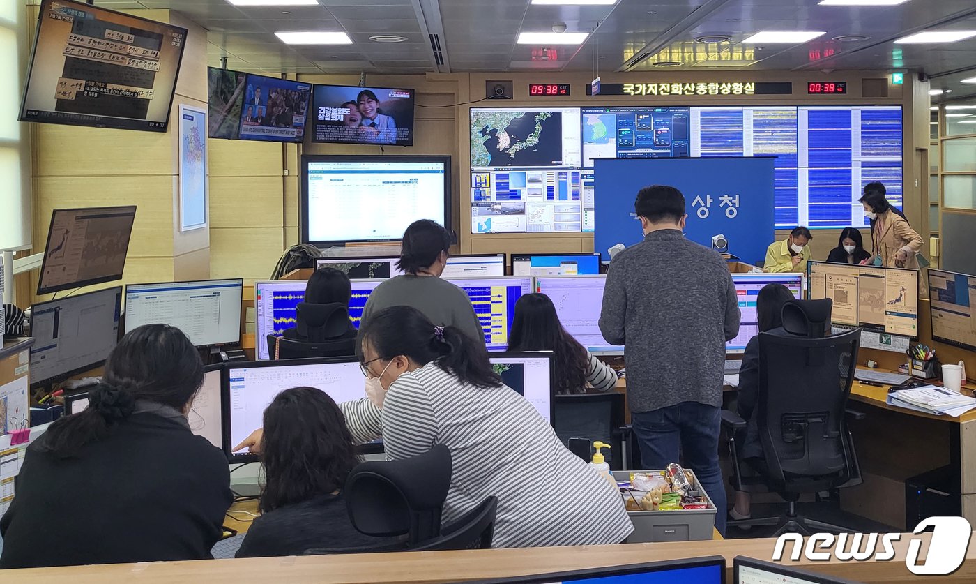 본문 이미지 - 충북 괴산에서 규모 4.1의 지진과 여진이 잇따른 29일 오전 서울 동작구 국가지진화산종합상황실에서 직원들이 분주하게 상황을 점검하고 있다. (기상청 제공) 2022.10.29/뉴스1
