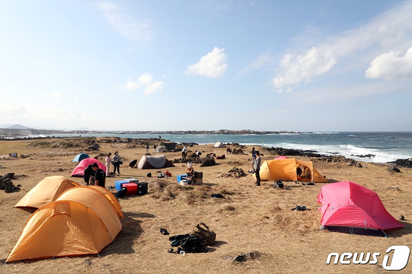 제주시 우도면 비양도에서 텐트를 친 관광객들. 비양도는 배낭을 메고 캠핑을 다니는 자연 주의 캠퍼 사이에서 백패킹의 3대 성지 중 한 곳으로 알려졌다. 2022.10.29/뉴스1 ⓒ News1 고동명 기자