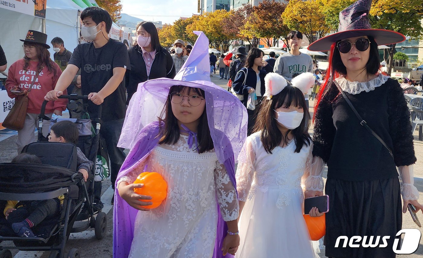 29일 구미시청앞 복개천에서 열린 &#39;제1회 구미푸드·핼러윈 페스티벌&#39;에서 핼러윈 복장을 한 어린이들과 시민들이 축제장을 돌아다니면 즐거운 시간을 보내고 있다. 구미시는구미 음식의 맛과 멋을 알리고 건강하고 안전한 푸드 축제로 코로나로 지친 시민을 위로하기 위해서 축제를 기획했다. 2022.10.29/뉴스1 ⓒ News1 정우용 기자