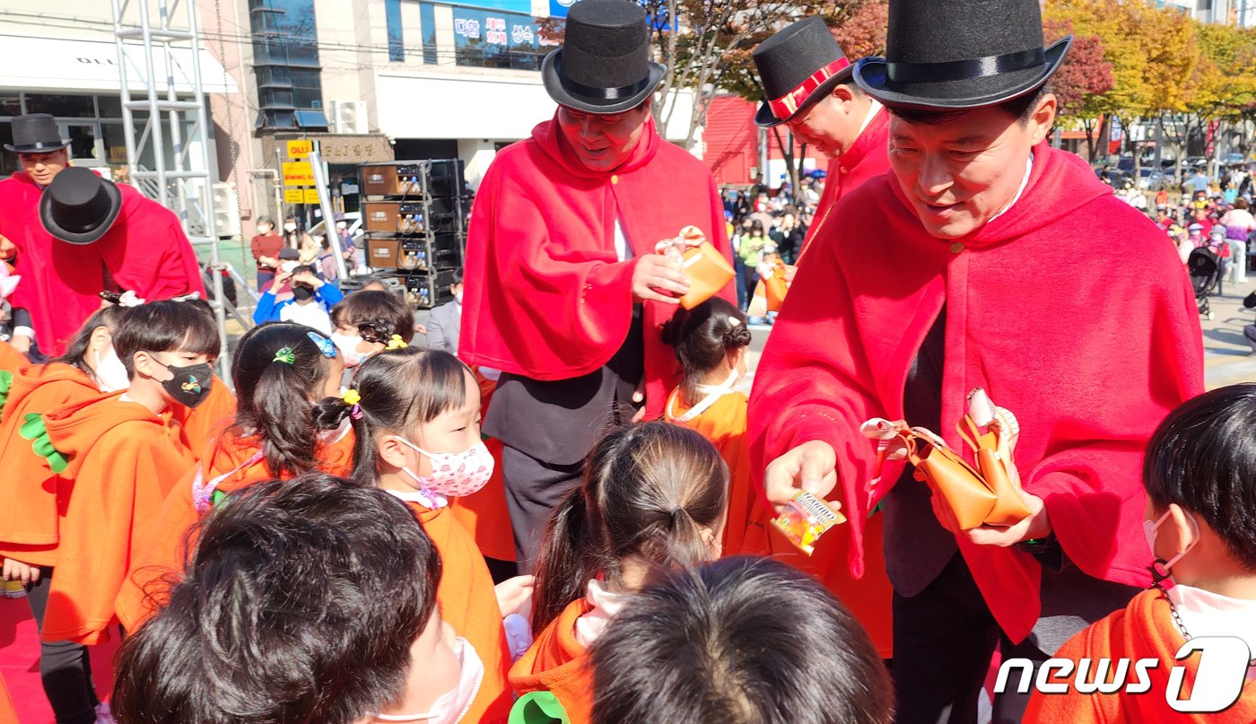 29일 구미시청앞 복개천에서 열린 &#39;제1회 구미푸드·핼러윈 페스티벌&#39;에서 핼러윈 복장을 한 구자근 의원이 어린이들에게 사탕을 나눠주고 있다. 구미시는구미 음식의 맛과 멋을 알리고 건강하고 안전한 푸드 축제로 코로나로 지친 시민을 위로하기 위해서 축제를 기획했다. 2022.10.29/뉴스1 ⓒ News1 정우용 기자