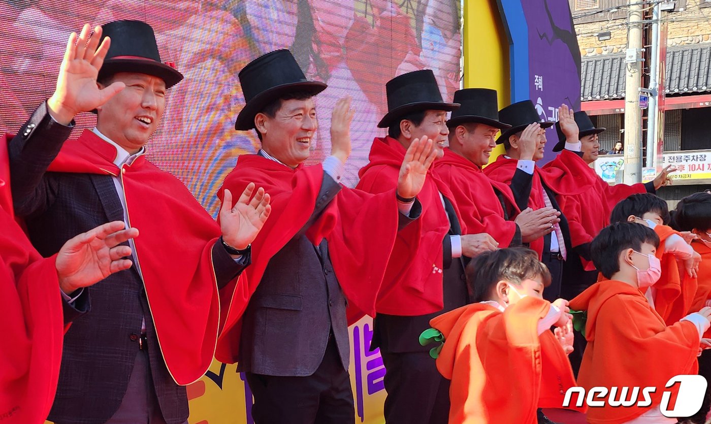 본문 이미지 - 29일 구미시청앞 복개천에서 열린 '제1회 구미푸드·핼러윈 페스티벌'에서 핼러윈 복장을 한 김장호 구미시장(왼쪽 첫번째)과구자근 의원(두번째) 등 내빈들이 어린이합창단과 함께 노래를 부르고 있다. 구미시는구미 음식의 맛과 멋을 알리고 건강하고 안전한 푸드 축제로 코로나로 지친 시민을 위로하기 위해서 축제를 기획했다. 2022.10.29/뉴스1 ⓒ News1 정우용 기자