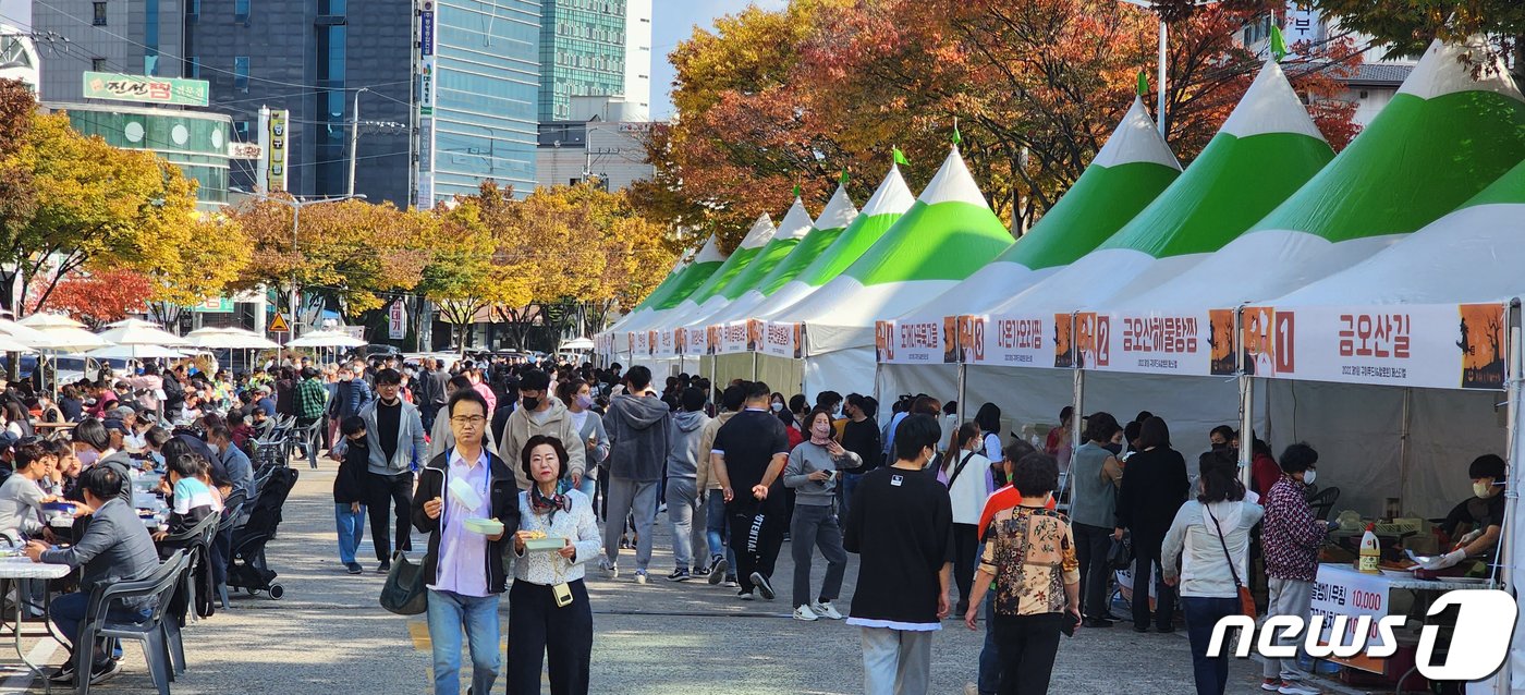 29일 구미시청앞 복개천에서 열린 &#39;제1회 구미푸드·핼러윈 페스티벌&#39; 에 참여한 시민들이 길게 늘어 선 음식 부스를 구경하고 있다. 구미시는구미 음식의 맛과 멋을 알리고 건강하고 안전한 푸드 축제로 코로나로 지친 시민을 위로하기 위해서 축제를 기획했다. 2022.10.29/뉴스1 ⓒ News1 정우용 기자