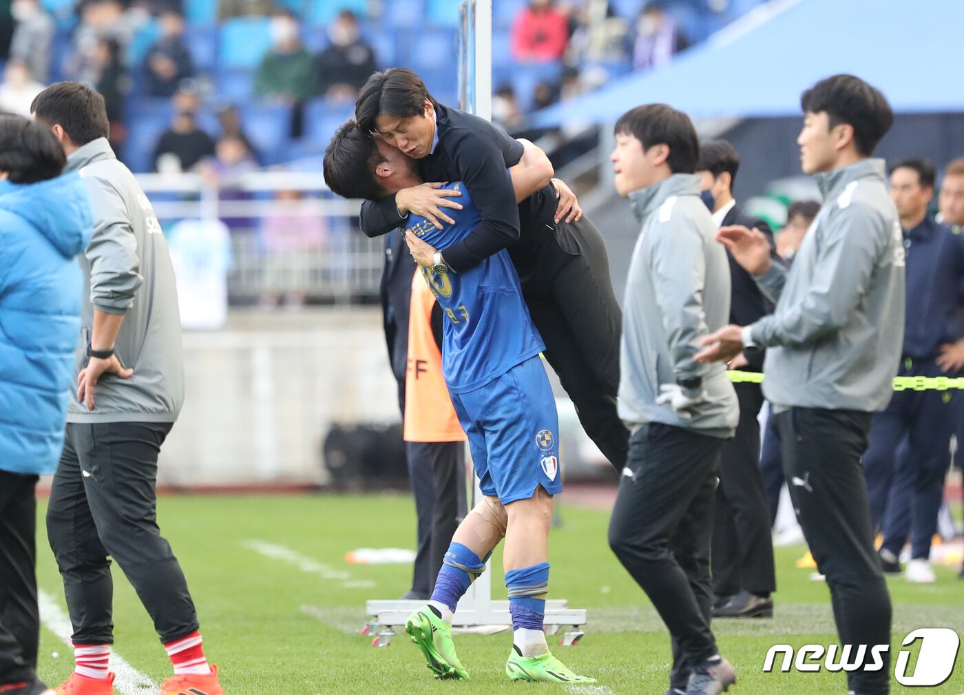 본문 이미지 - 29일 오후 경기 수원시 팔달구 수원월드컵경기장에서 열린 프로축구 ‘하나원큐 K리그 승강플레이오프' 2차전 수원 삼성 블루윙즈와 FC안양의 경기 종료 후 수원 오현규가 이병근 감독을 부둥켜 안고 있다. 이날 경기는 연장전 끝에 2대1 수원의 승리로 끝나며 수원 삼성 블루윙즈가 1부 리그에 잔류하게 된다. 2022.10.29/뉴스1 ⓒ News1 김영운 기자