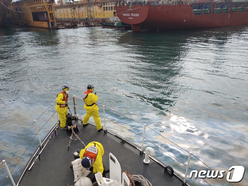 3일 오전 8시59분쯤 전남 여수시 남산동 장군도~여수해양조선소 앞 해상에서 검은 무지갯빛 기름띠가 보인다는 신고가 접수돼 해경이 긴급방제 작업을 벌이고 있다. &#40;여수해양경찰서 제공&#41; 2022.10.3/뉴스1