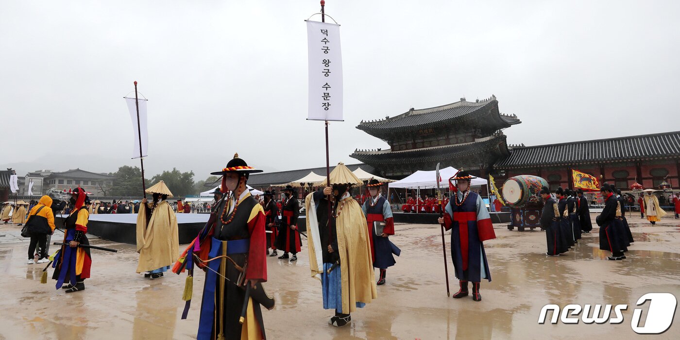본문 이미지 - 전국 수문장들이 3일 오후 서울 경복궁 흥례문 광장에서 수문장 임명의식 특별행사를 진행하고 있다. 2022.10.3/뉴스1 ⓒ News1 박지혜 기자