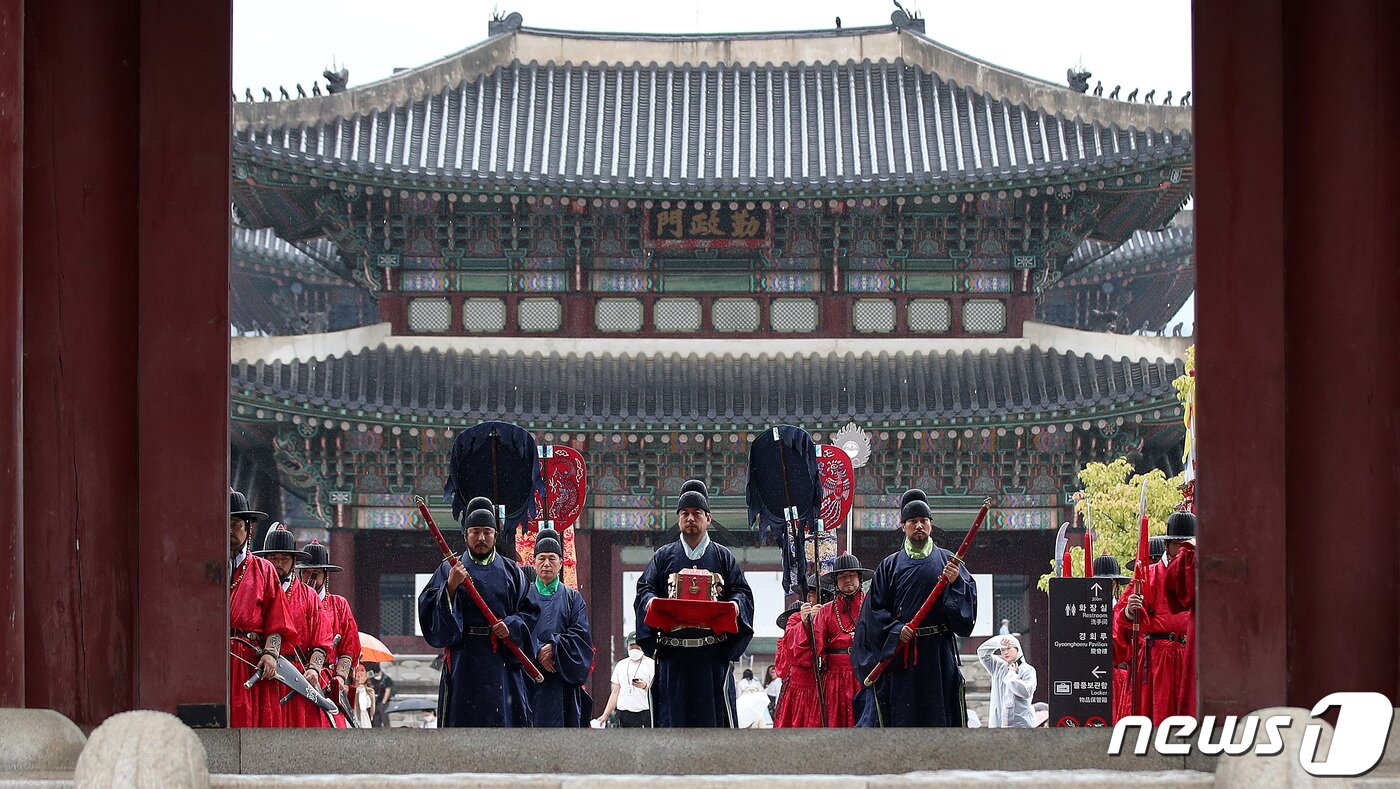 본문 이미지 - 전국 수문장들이 3일 오후 서울 경복궁 흥례문 광장에서 수문장 임명의식 특별행사를 진행하고 있다. 2022.10.3/뉴스1 ⓒ News1 박지혜 기자