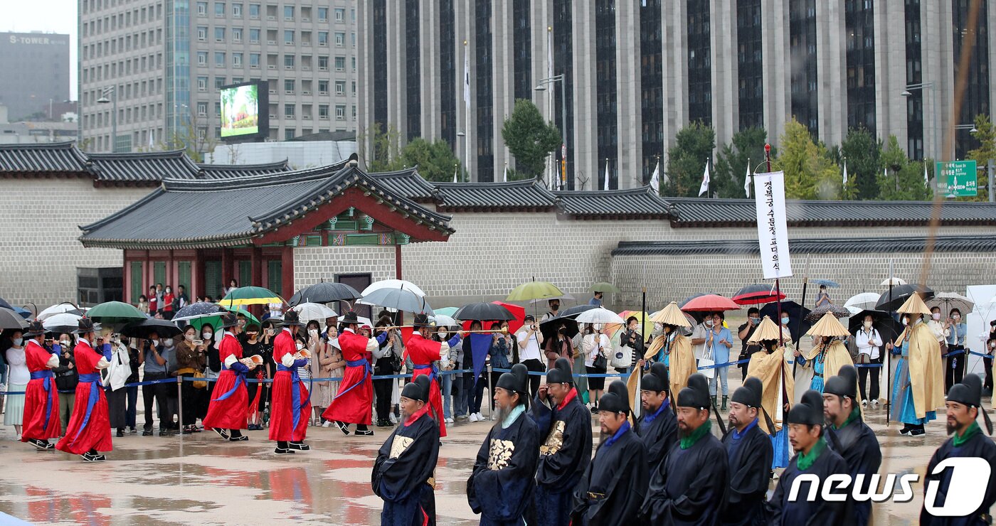 본문 이미지 - 전국 수문장들이 3일 오후 서울 경복궁 흥례문 광장에서 수문장 임명의식 특별행사를 진행하고 있다. 2022.10.3/뉴스1 ⓒ News1 박지혜 기자