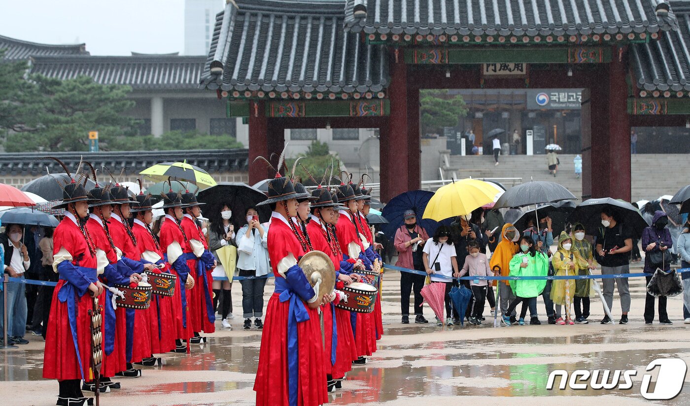 본문 이미지 - 전국 수문장들이 3일 오후 서울 경복궁 흥례문 광장에서 수문장 임명의식 특별행사를 진행하고 있다. 2022.10.3/뉴스1 ⓒ News1 박지혜 기자