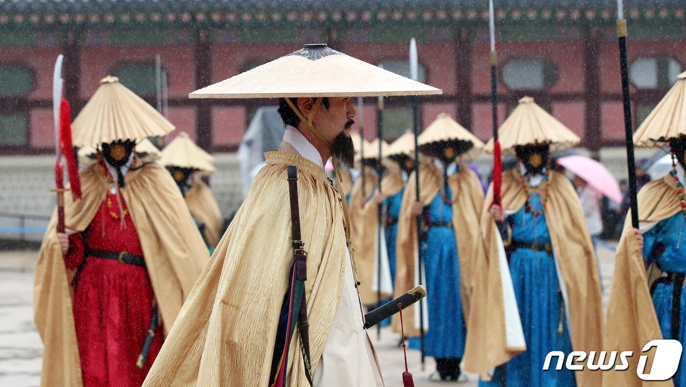 본문 이미지 - 전국 수문장들이 3일 오후 서울 경복궁 흥례문 광장에서 수문장 임명의식 특별행사를 진행하고 있다. 2022.10.3/뉴스1 ⓒ News1 박지혜 기자