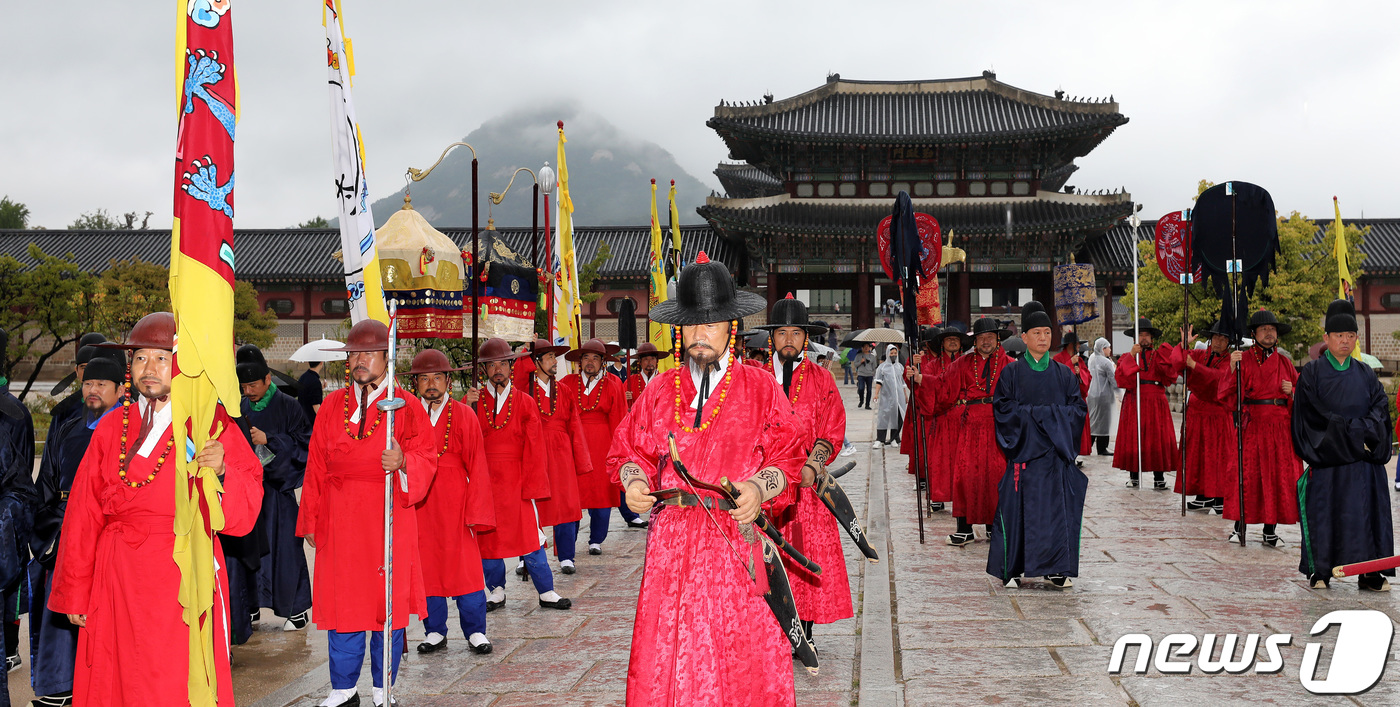 (서울=뉴스1) 박지혜 기자 = 전국 수문장들이 3일 오후 서울 경복궁 흥례문 광장에서 수문장 임명의식 특별행사를 진행하고 있다.전국 수문장 240여 명이 이날 서울 경복궁 흥례문 …