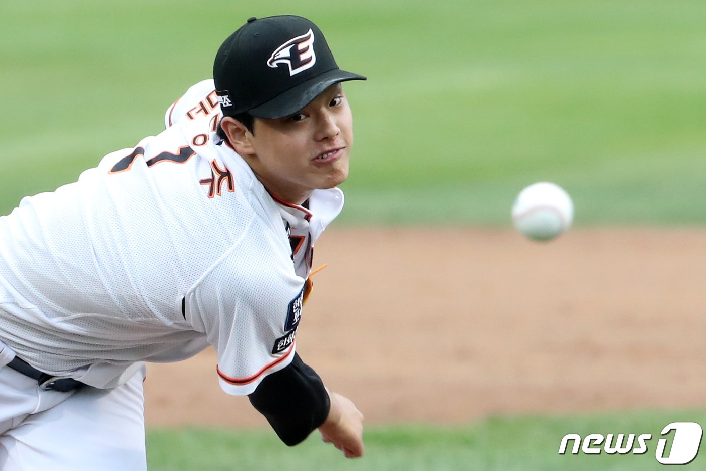 본문 이미지 - 3일 오후 대전 중구 한화생명 이글스파크에서 열린 프로야구 '2022 신한은행 SOL KBO리그' SSG 랜더스와 한화 이글스의 경기에서 한화 선발투수 문동주가 역투하고 있다. 2022.10.3/뉴스1 ⓒ News1 이승배 기자