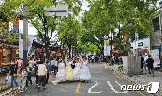 개천절 마지막 연휴인 3일 오후 전북 전주시 한옥마을에 관광객들이 연휴를 즐기고 있다.2022.10.3/ⓒ 뉴스1 강교현기자