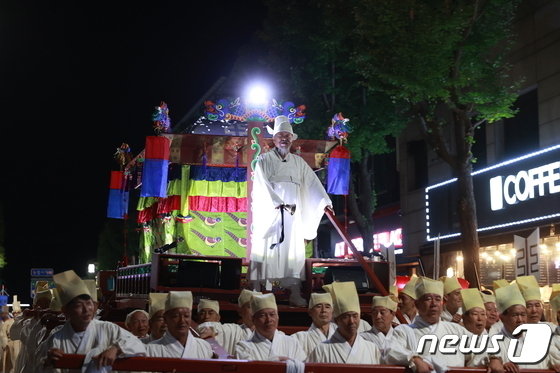 본문 이미지 - 지난달 30일부터 이달 2일까지 강원 영월군에서 제25회 김삿갓 문화제가 열린 가운데 지난 2일 이 문화제 연계 행사 중 하나인 조선시대 비운의 임금인 단종을 주제로 한 '단종국장 야간재현 행사'가 열리고 있다. (영월군 제공) 2022.10.3/뉴스1 신관호 기자