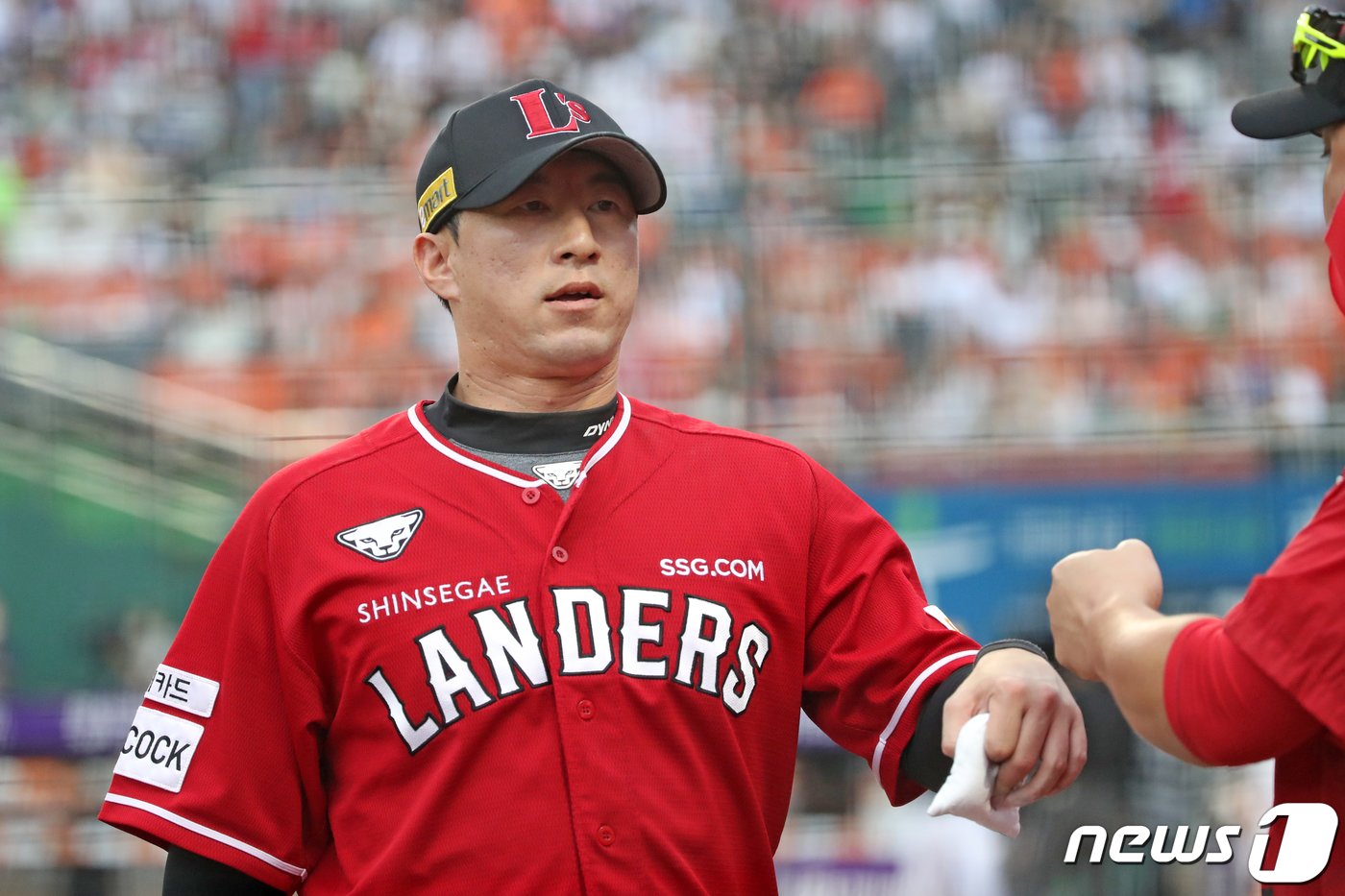 본문 이미지 - 3일 오후 대전 중구 한화생명 이글스파크에서 열린 프로야구 '2022 신한은행 SOL KBO리그' SSG 랜더스와 한화 이글스의 경기에서 7회말 한화 공격을 막아낸 SSG 고효준이 더그아웃으로 향하고 있다. 2022.10.3/뉴스1 ⓒ News1 이승배 기자