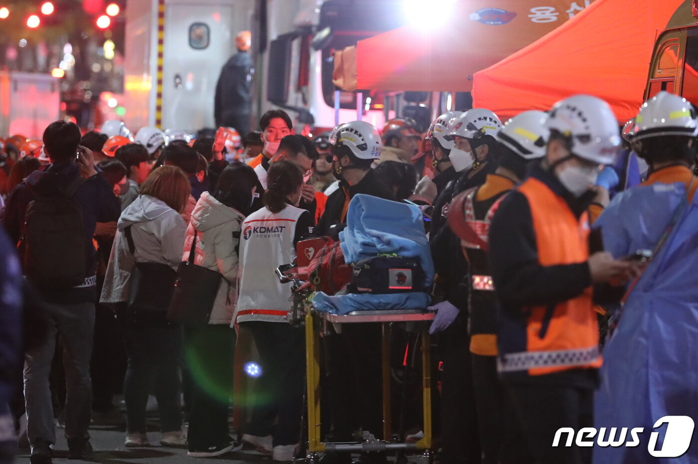 본문 이미지 - 30일 사고가 발생한 서울 용산구 이태원 거리가 소방대원들과 시민들로 어수선한 모습을 보이고 있다. 2022.10.30/뉴스1 ⓒ News1 장수영 기자
