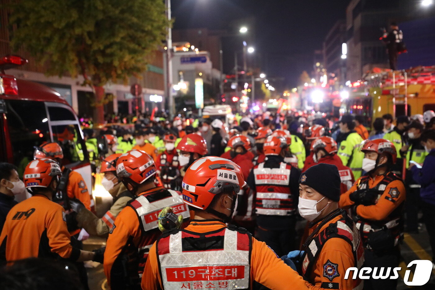 본문 이미지 - 29일 밤 서울 용산구 이태원 한복판에서 심정지 환자가 대규모로 발생했다. 3년 만에 첫 '야외 노마스크' 핼러윈을 맞아 인파가 몰리면서 대규모 압사사고가 일어난 것으로 추정된다. 소방청은 이날 오후 11시13분 이태원에서 압사 추정 사고가 발생함에 따라 대응 3단계로 격상한다고 밝혔다. 사진은 30일 사고가 발생한 서울 용산구 이태원 사고현장에서 소방구급 대원들이 현장을 수습하고 있는 모습. 2022.10.30/뉴스1 ⓒ News1 장수영 기자