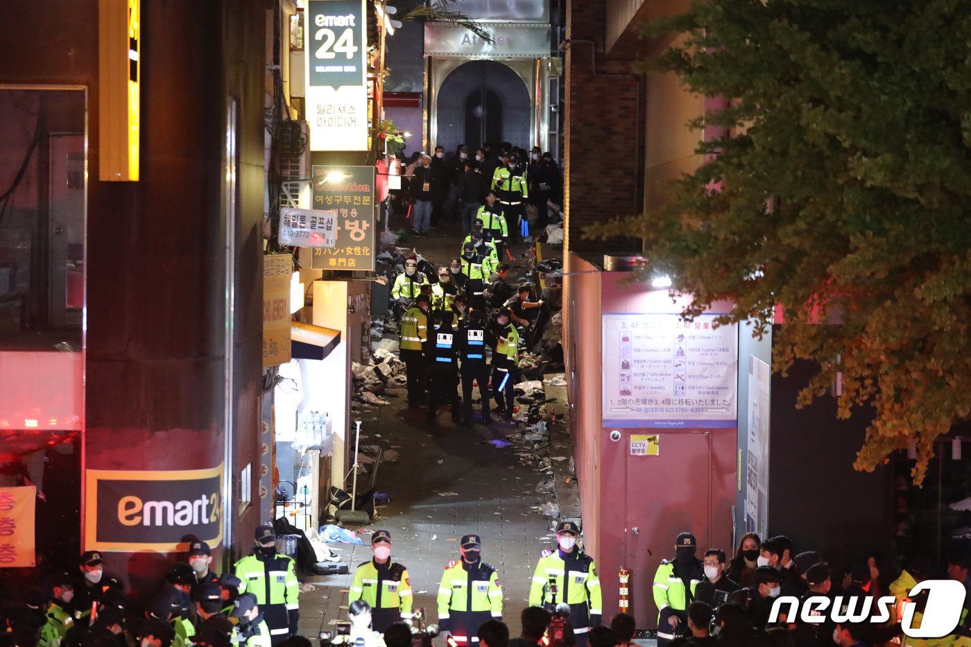 본문 이미지 - 29일 밤 서울 용산구 이태원 한복판에서 심정지 환자가 대규모로 발생했다. 3년 만에 첫 &#39;야외 노마스크&#39; 핼러윈을 맞아 인파가 몰리면서 대규모 압사사고가 일어난 것으로 추정된다. 소방청은 이날 오후 11시13분 이태원에서 압사 추정 사고가 발생함에 따라 대응 3단계로 격상한다고 밝혔다. 사진은 30일 사고가 발생한 서울 용산구 이태원 사고현장에서 경찰 및 소방구급 대원들이 현장을 수습하고 있는 모습. 2022.10.30/뉴스1 ⓒ News1 장수영 기자