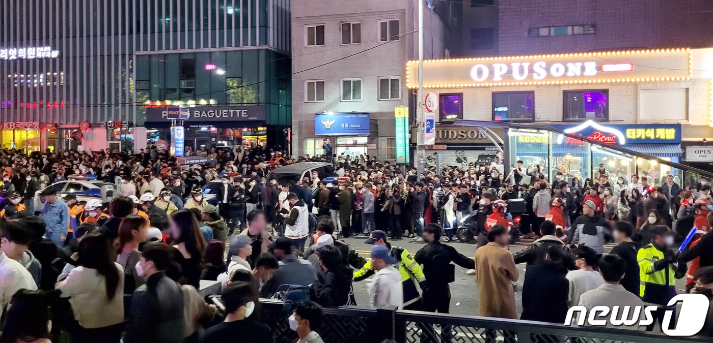 본문 이미지 - 29일 밤 서울 용산구 이태원 한복판에서 심정지 환자가 대규모로 발생했다.사진은 20일 사고가 발생한 서울 용산구 이태원 사고현장 인근에 어수선한 모습으로 모여있는 시민들의 모습. 2022.10.30/뉴스1 ⓒ News1 김예원 기자