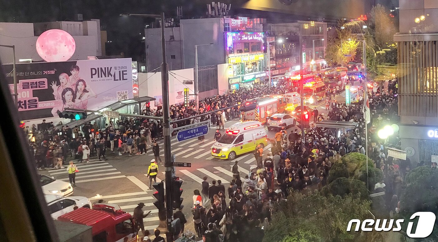 본문 이미지 - 29일 밤 서울 용산구 이태원 한복판에서 심정지 환자가 대규모로 발생했다. 3년 만에 첫 '야외 노마스크' 핼러윈을 맞아 인파가 몰리면서 대규모 압사사고가 일어난 것으로 추정된다. 소방청은 이날 오후 11시13분 이태원에서 압사 추정 사고가 발생함에 따라 대응 3단계로 격상한다고 밝혔다. 사진은 20일 사고가 발생한 서울 용산구 이태원 사고현장 인근에 어수선한 모습으로 모여있는 시민들의 모습. 2022.10.30/뉴스1 ⓒ News1 김예원 기자