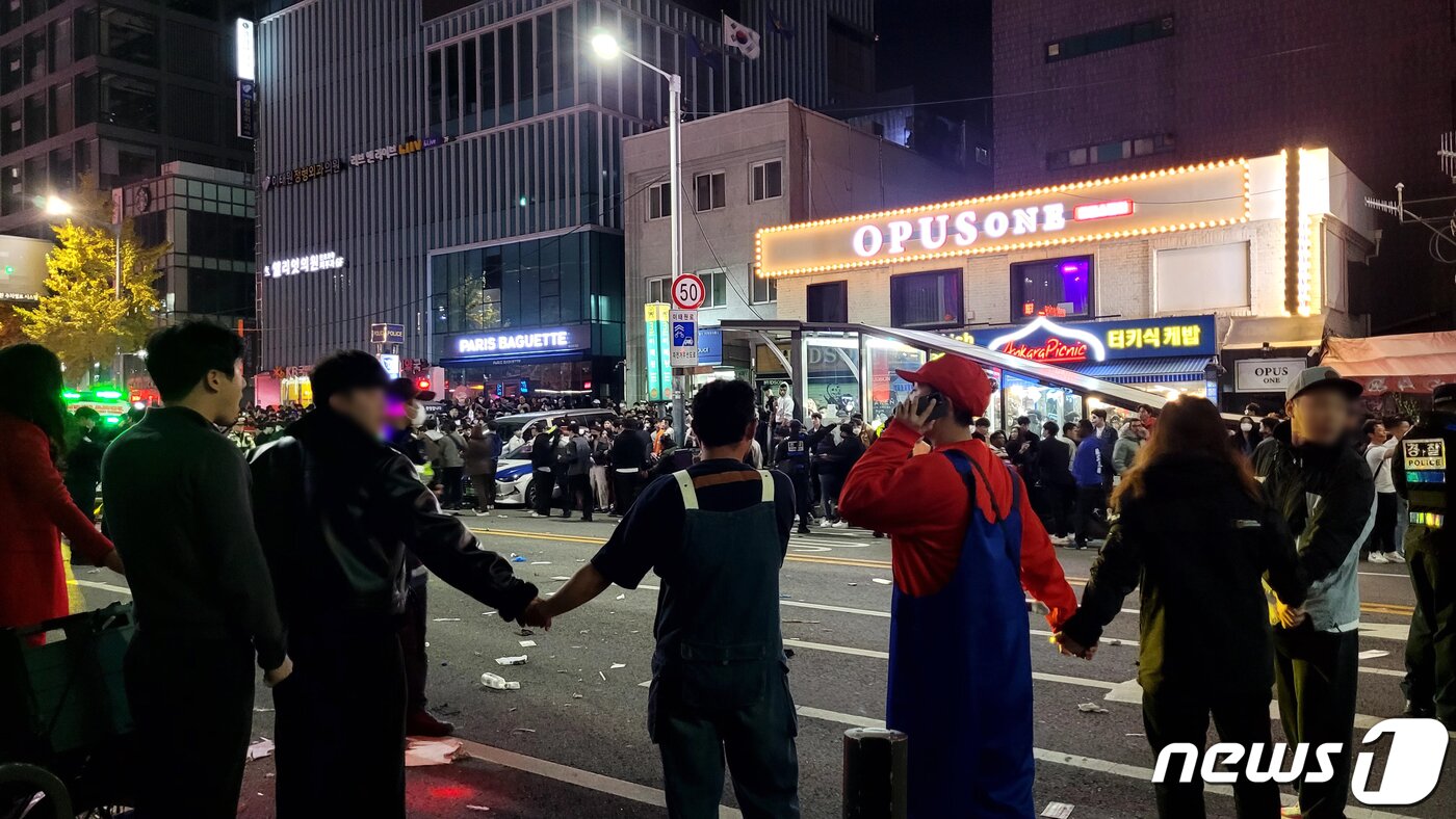 본문 이미지 - 사진은 30일 사고가 발생한 서울 용산구 이태원 사고현장 인근에 어수선한 모습으로 모여있는 시민들의 모습. 2022.10.30/뉴스1 ⓒ News1 김예원