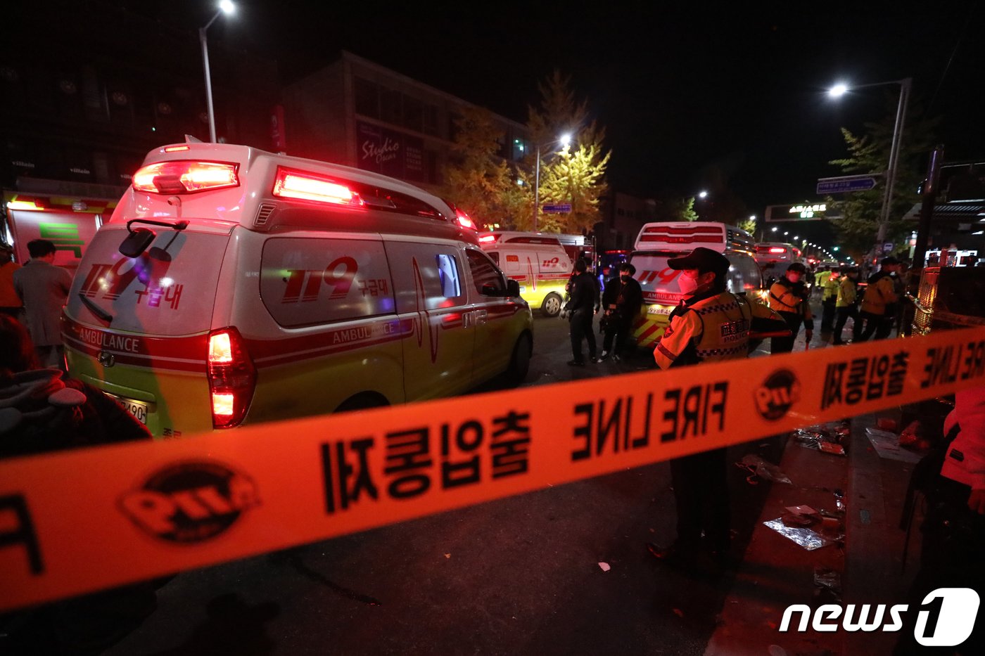 본문 이미지 - 서울 용산구 이태원 사고현장에서 경찰 및 소방구급 대원들이 현장을 수습하고 있는 모습. (뉴스1DB) ⓒ News1 장수영 기자