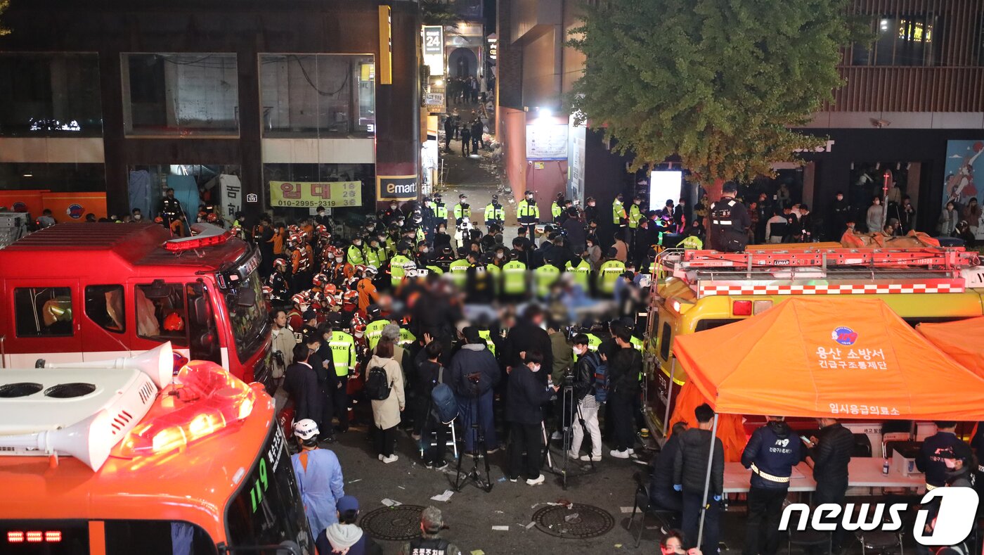 본문 이미지 - 29일 밤 서울 용산구 이태원 한복판에서 심정지 환자가 대규모로 발생했다. 3년 만에 첫 '야외 노마스크' 핼러윈을 맞아 인파가 몰리면서 대규모 압사사고가 일어난 것으로 추정된다.  사진은 20일 사고가 발생한 서울 용산구 이태원 사고현장에서 경찰 및 소방구급 대원들이 현장을 수습하고 있는 모습. 2022.10.30/뉴스1 ⓒ News1 장수영 기자