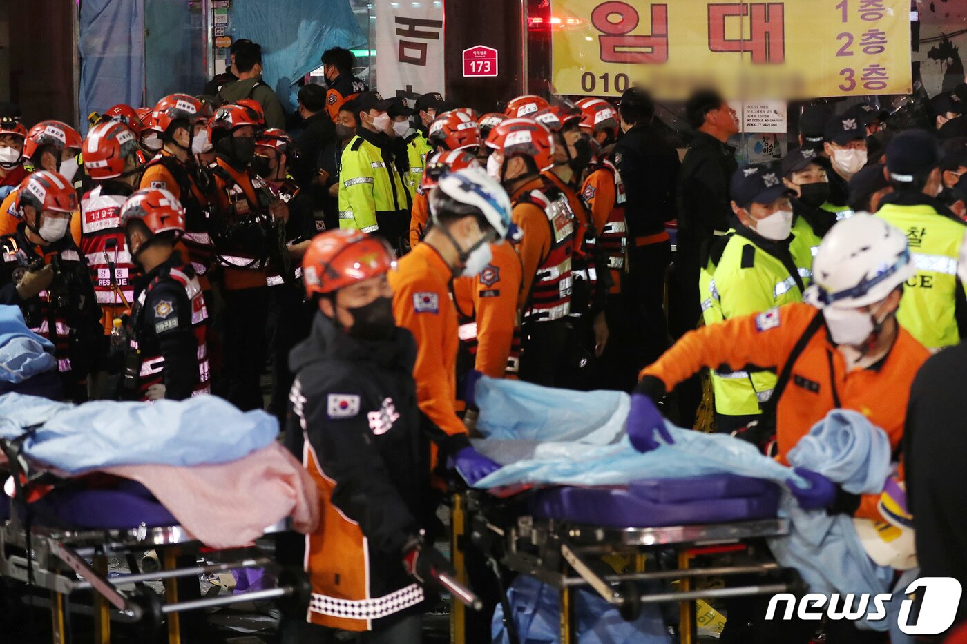 본문 이미지 - 30일 새벽 서울 용산구 이태원 일대에서 의료진과 구급대원들이 압사 사고 사망자들을 이송하기 위해 대기하고 있다. 소방당국은 핼로윈 데이를 맞아 이태원에 인파가 몰리명서 압사 사고가 발생한 것으로 추정하고 있다.2022.10.30/뉴스1 ⓒ News1 민경석 기자