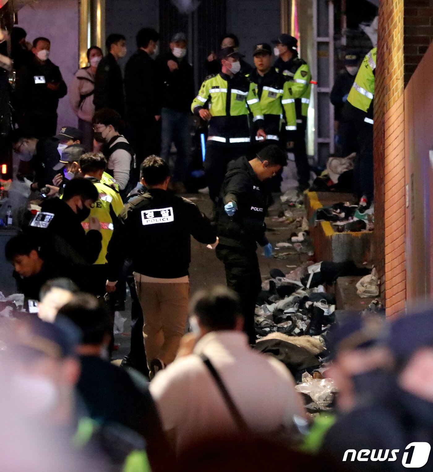 본문 이미지 - 29일 밤 서울 용산구 이태원 한복판에서 심정지 환자가 대규모로 발생했다. 사진은 20일 사고가 발생한 서울 용산구 이태원 사고현장에서 경찰 및 소방구급 대원들이 현장을 수습하고 있는 모습. 2022.10.30/뉴스1 ⓒ News1 장수영 기자