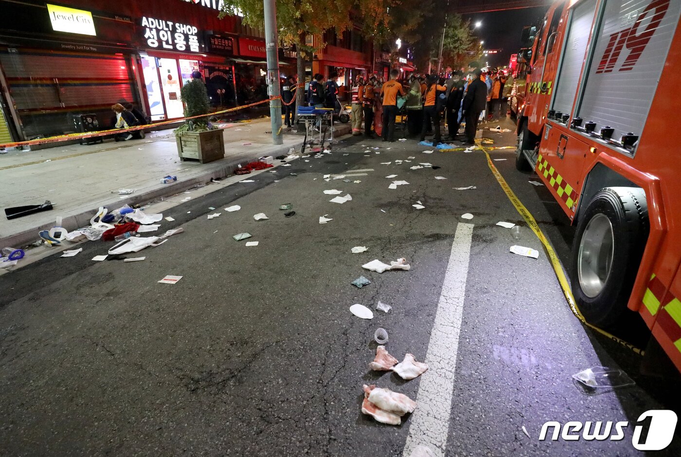 본문 이미지 - 29일 밤 서울 용산구 이태원 한복판에서 심정지 환자가 대규모로 발생했다. 3년 만에 첫 '야외 노마스크' 핼러윈을 맞아 인파가 몰리면서 대규모 압사사고가 일어난 것으로 추정된다.사진은 20일 사고가 발생한 서울 용산구 이태원 사고현장에서 경찰 및 소방구급 대원들이 현장을 수습하고 있는 모습. 2022.10.30/뉴스1 ⓒ News1 장수영 기자