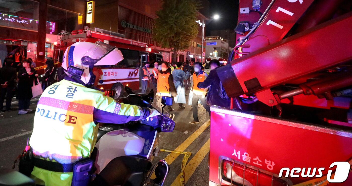 본문 이미지 - 29일 밤 서울 용산구 이태원 한복판에서 심정지 환자가 대규모로 발생했다. 사진은 20일 사고가 발생한 서울 용산구 이태원 사고현장에서 경찰 및 소방구급 대원들이 현장을 수습하고 있는 모습. 2022.10.30/뉴스1 ⓒ News1 장수영 기자