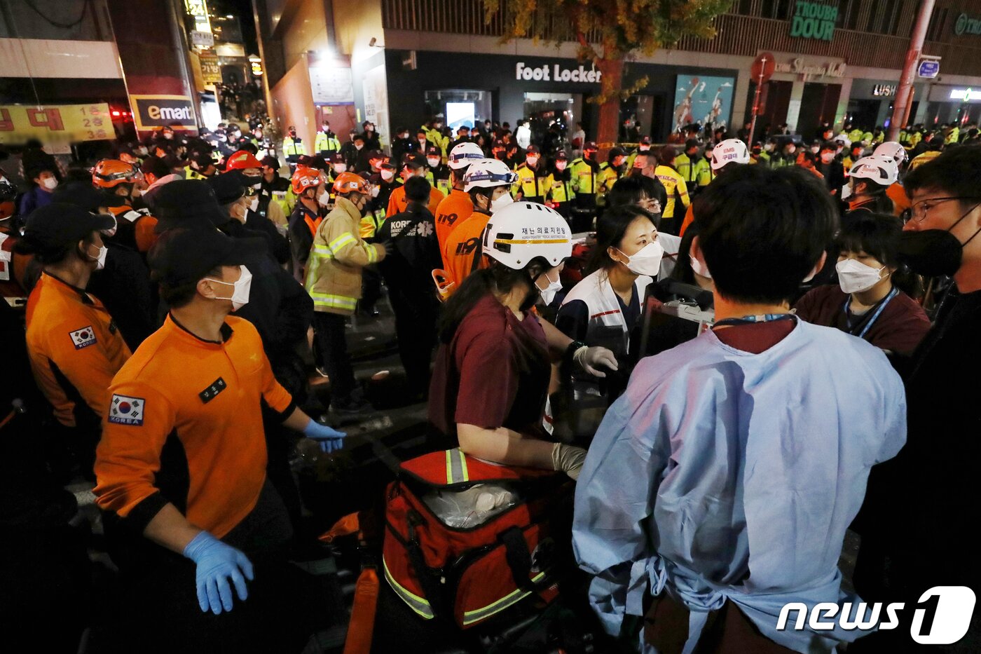 본문 이미지 - 30일 새벽 서울 용산구 이태원 일대에서 의료진과 경찰, 소방대원들이 대규모 압사사고가 발생한 지역을 수습하고 있다.  ⓒ News1 