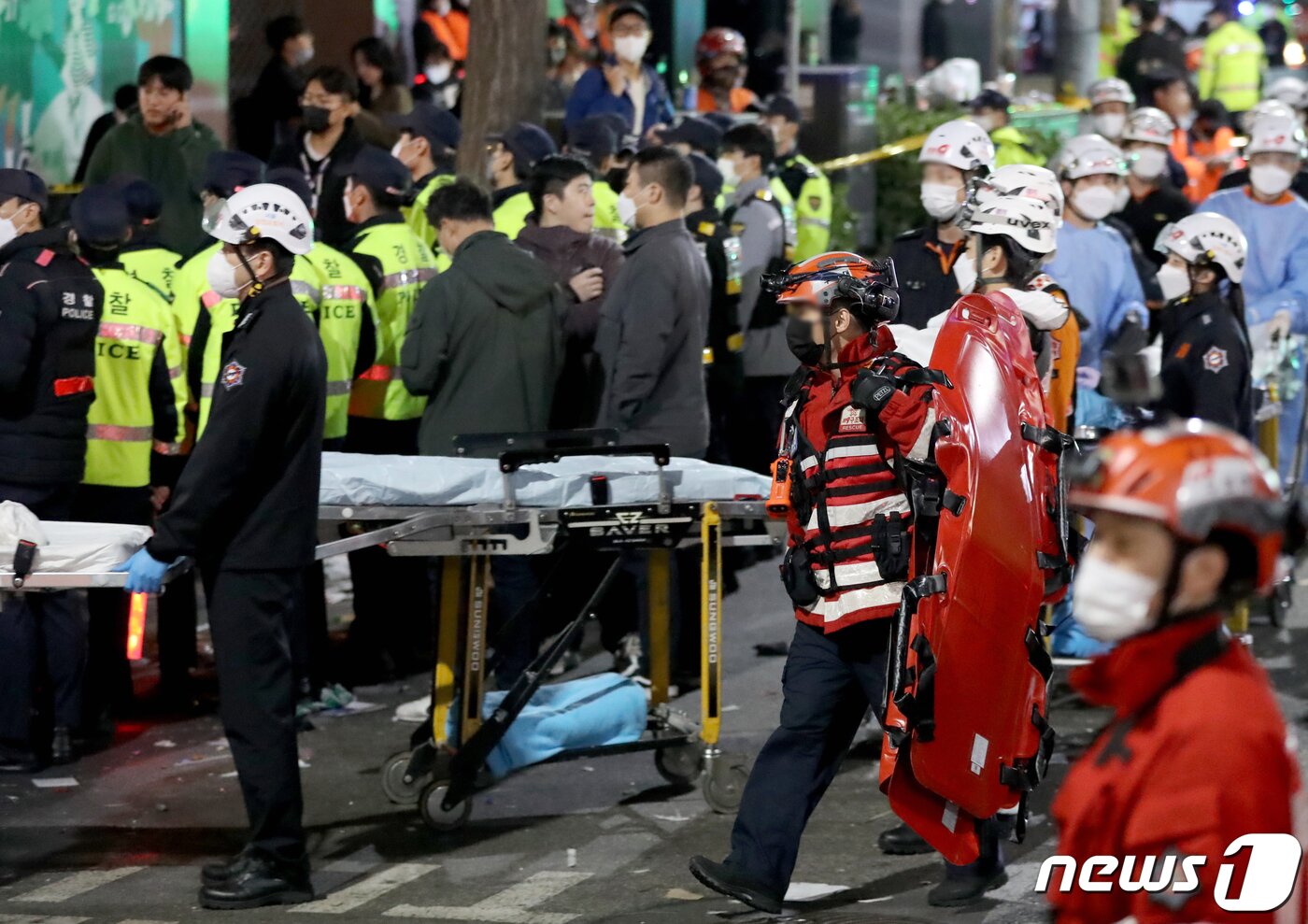 본문 이미지 - 사진은 30일 사고가 발생한 서울 용산구 이태원 사고현장에서 소방 관계자가 이동식 침대를 옮기는 모습. 2022.10.30/뉴스1 ⓒ News1 장수영 기자