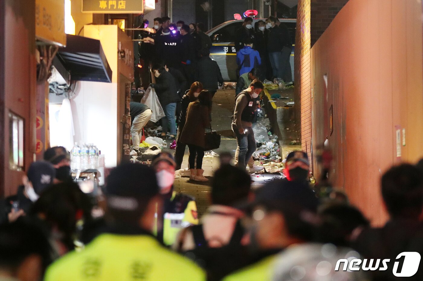 본문 이미지 - 30일 새벽 서울 용산구 이태원 일대에서 경찰 관계자들이 압사 사고가 발생한 현장을 수색하고 있다. 소방당국은 이번 사고로 120명이 숨지고 100명이 부상했다고 밝혔다. 2022.10.30/뉴스1 ⓒ News1 민경석 기자