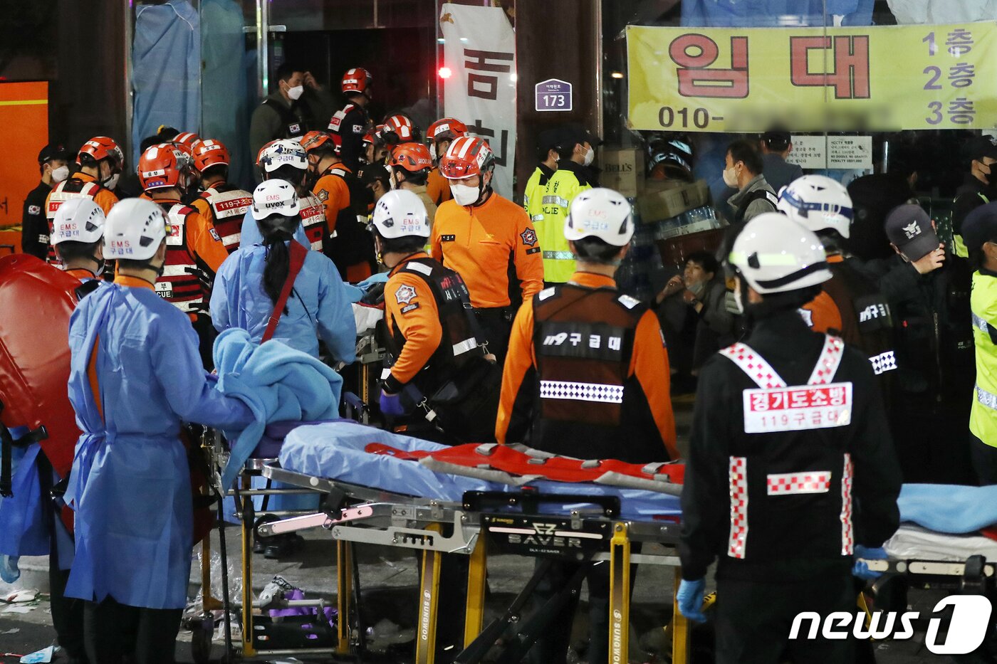 본문 이미지 - 30일 새벽 서울 용산구 이태원 일대에서 의료진과 구급대원들이 압사 사고 사망자들을 이송하기 위해 대기하고 있다. 소방당국은 이번 사고로 현재까지 120명이 숨지고 100명이 부상했다고 밝혔다. 2022.10.30/뉴스1 ⓒ News1 민경석 기자