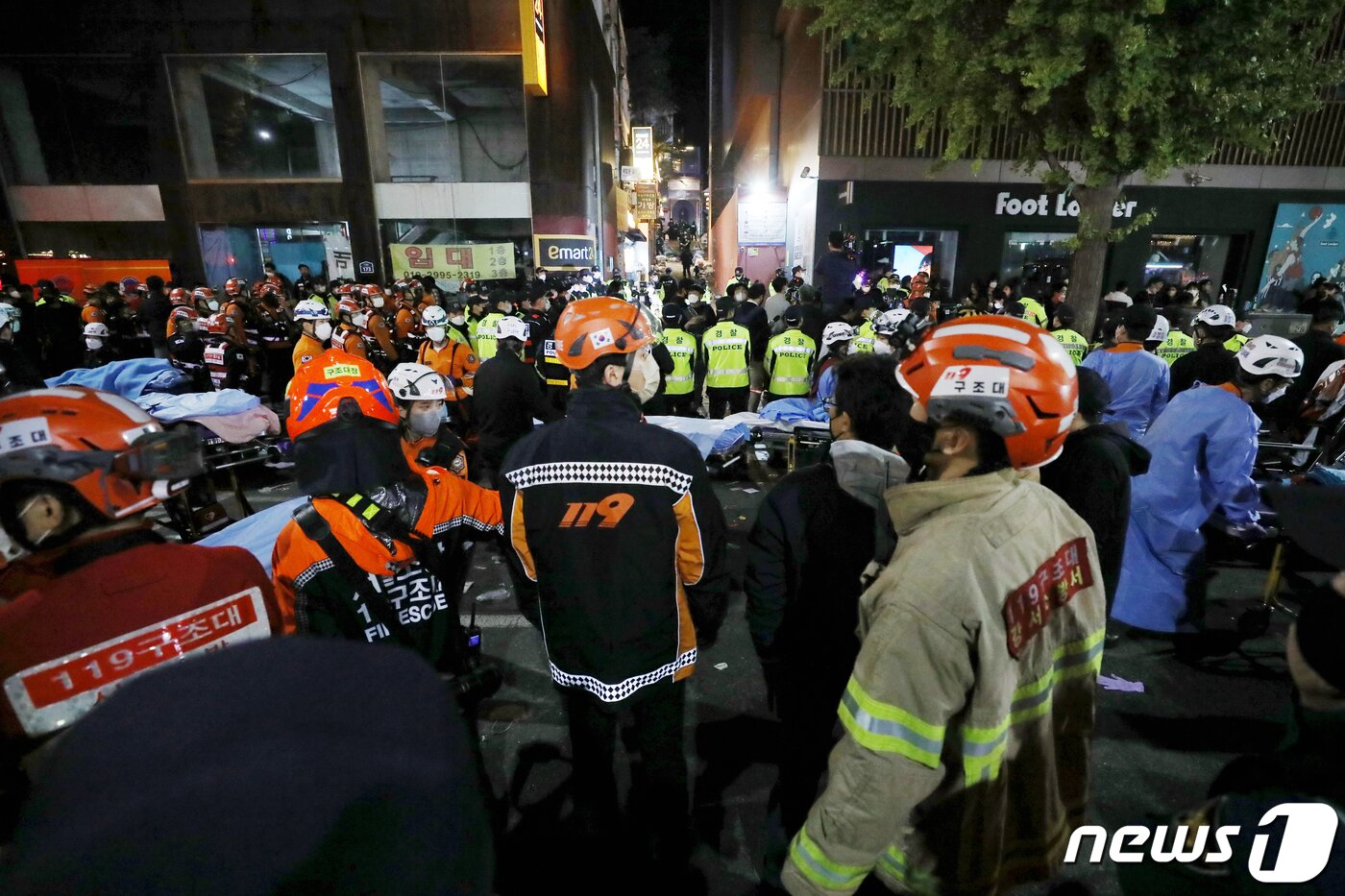 본문 이미지 - 30일 새벽 서울 용산구 이태원 일대에서 의료진과 구급대원들이 압사 사고가 발생한 지역을 수습하고 있다. 소방당국은 핼러윈 데이를 맞아 이태원에 인파가 몰리명서 압사 사고가 발생한 것으로 추정하고 있다.2022.10.30/뉴스1 ⓒ News1 민경석 기자